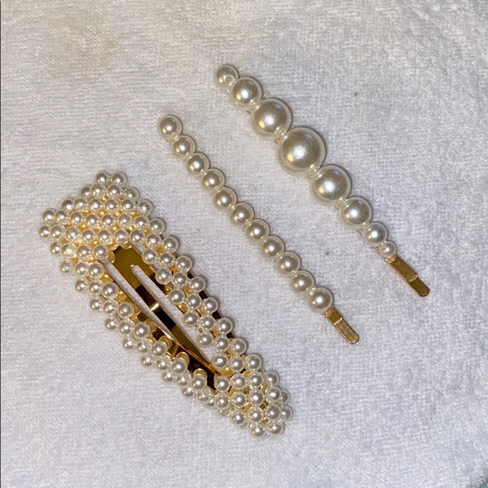 ✨2/$20✨Oversized faux perl clips